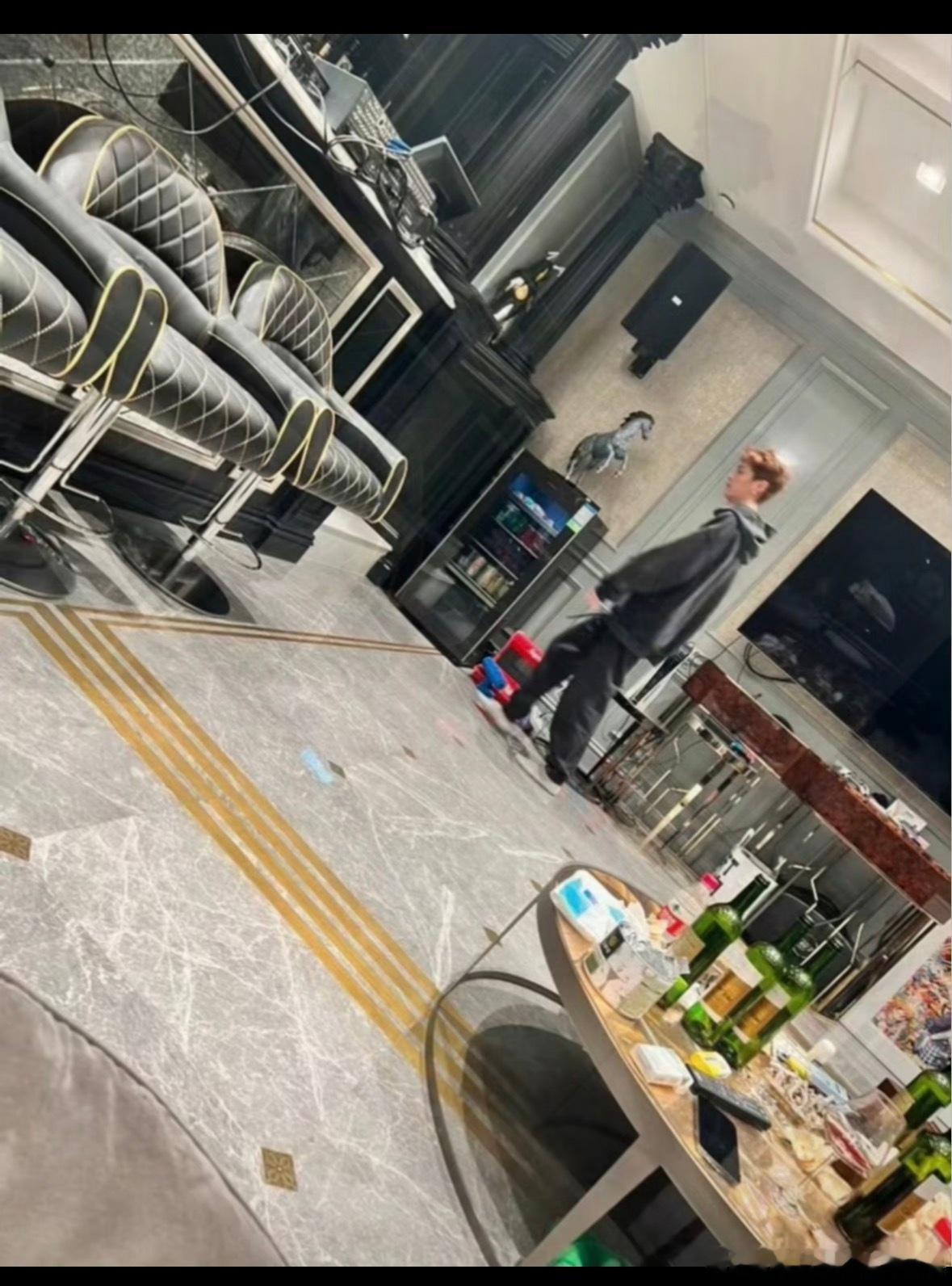 鹿晗家装修 潦草网红曝光鹿晗住宅画面后，房屋软装随性的细节引来不少网友调侃装修潦