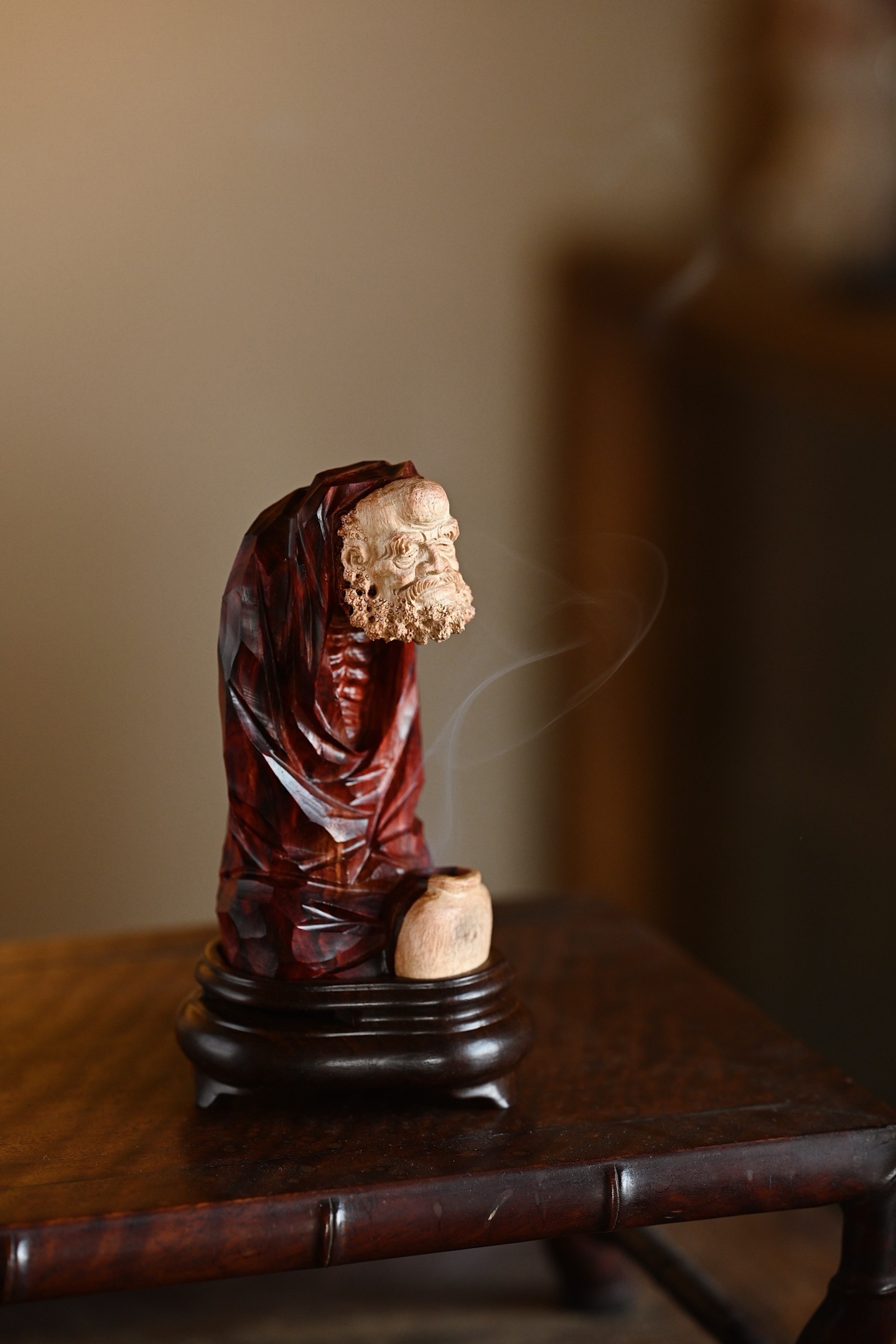 小叶紫檀 | 达摩 香炉雕刻细腻，刀法变化精妙，巧用白皮雕刻，达摩凝思禅定，意境