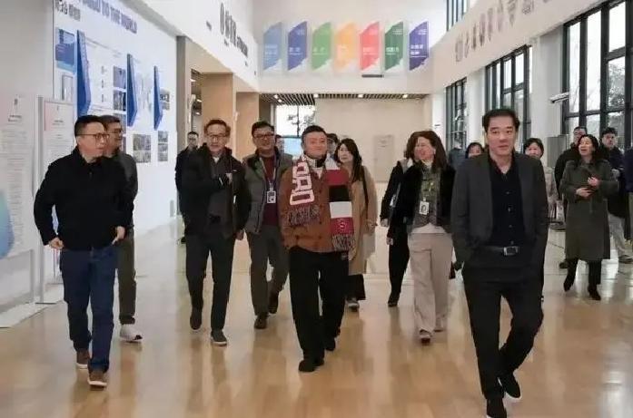 顶级奢侈品买家秀翻车！原来贵的衣服，从来不代表适合你

最近刷到一场很出圈的顶级