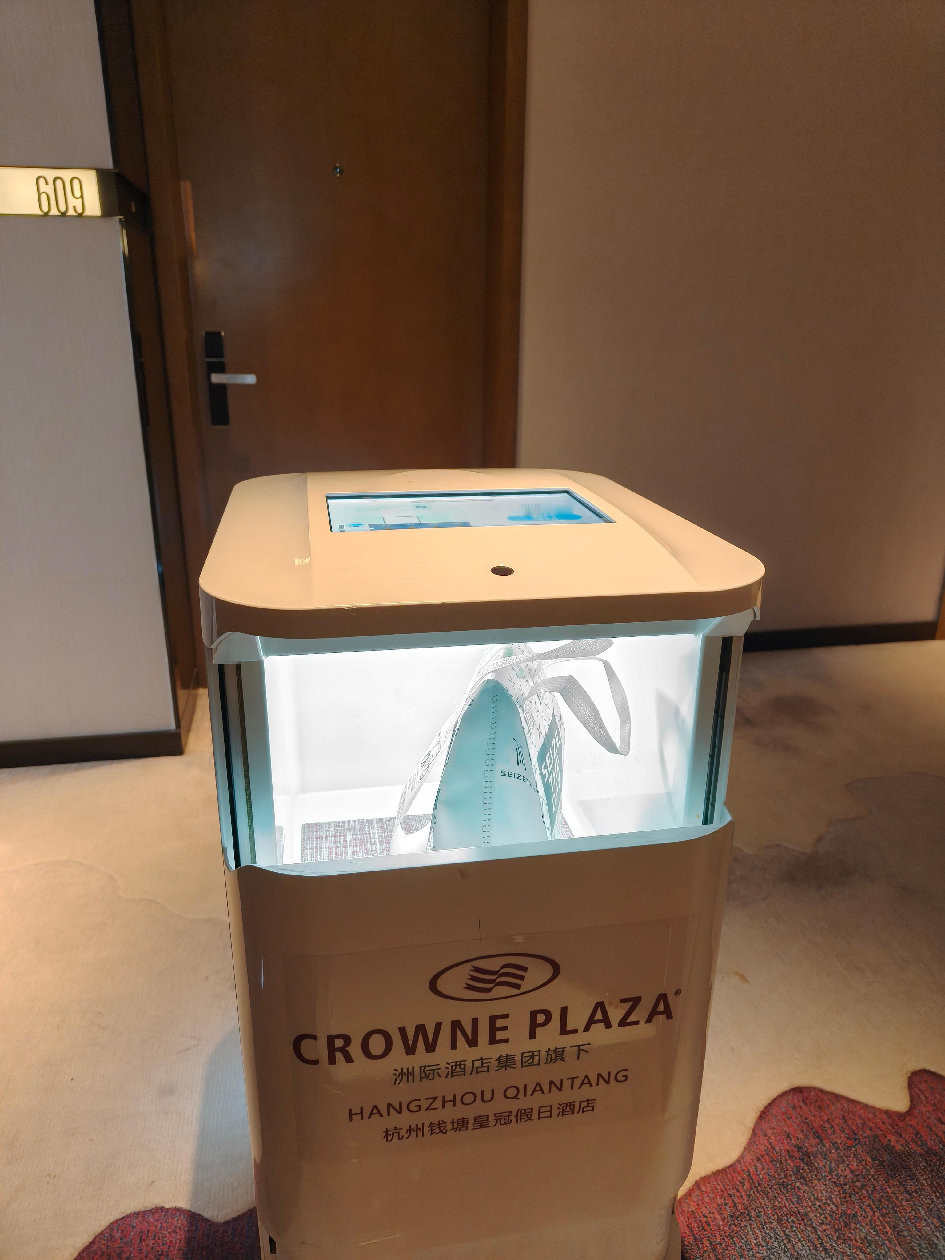 忙了一天没吃饭我对出差酒店的要求就是一定要有送外卖的机器人[捂嘴哭] ​​​