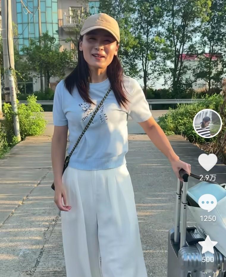 瑾汐回到莆田
妈妈做一桌子好吃的招待
大哥家的两个女儿出镜

果然不出所料，瑾汐