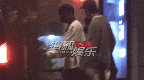 井柏然与李荣浩母子聚餐井柏然很自然的伸手搀扶李妈妈，那一刻感觉李荣浩像个外人似的