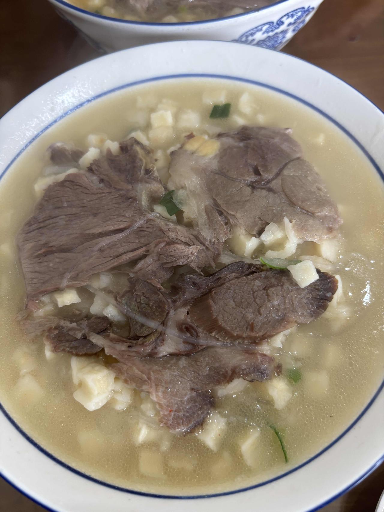 羊肉泡羊肉泡，羊肉应该是泡在汤里煮的吧。我想当初发明这种吃法的时候一定是这样做的