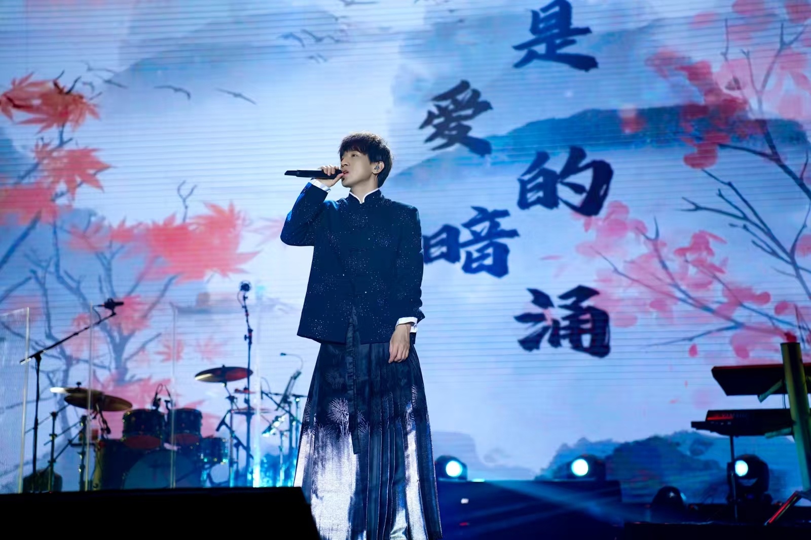 后弦南京演唱会现场 太幸福了吧，现场真的很感动，谁家粉丝吃这么好啊，大家一起合唱