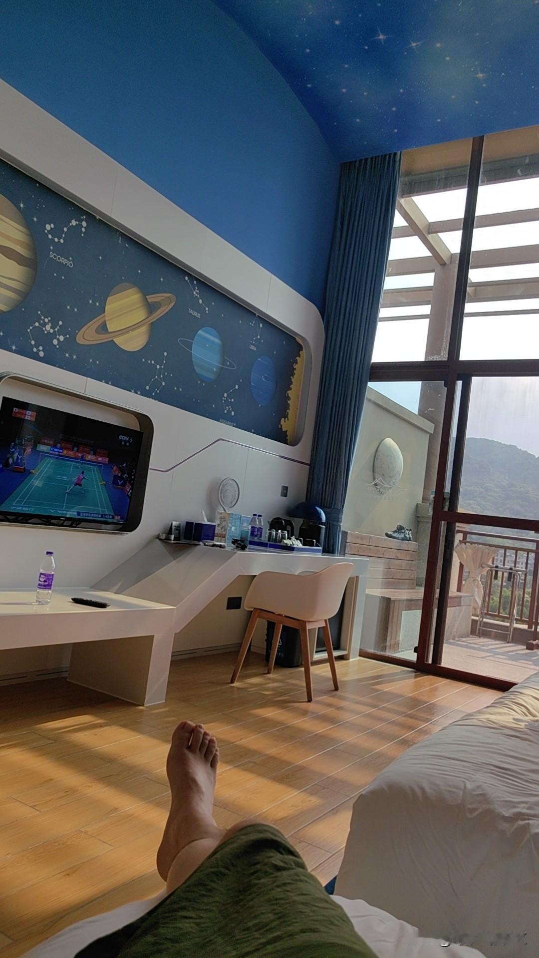 自媒体     现在是人人都喊自媒体，
什么叫自媒体？简单的拿个手机就叫做自媒体