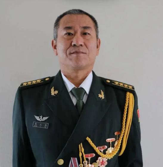 2014年，一辆步战车发生故障，厂家维修要20万，忽然，一人检查后：“两块五，不
