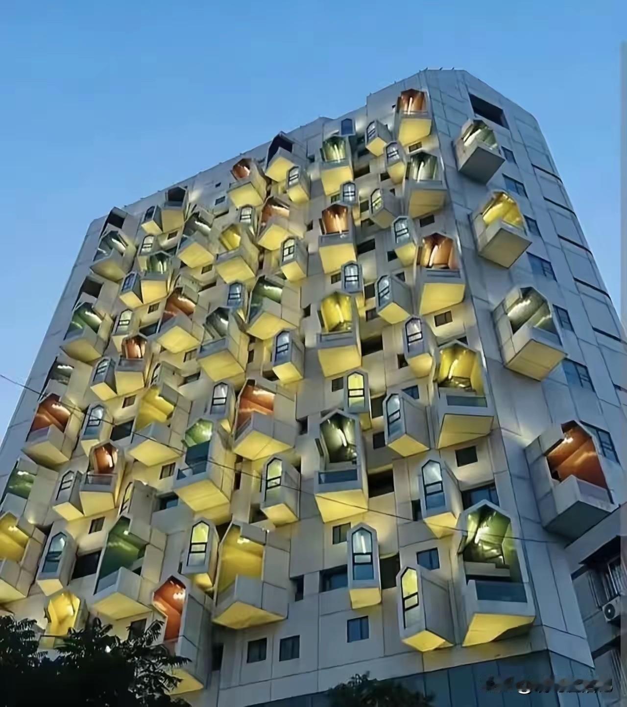 这多出来的空间，肯定是开发商免费赠送的[赞]，做个厨房多好啊。