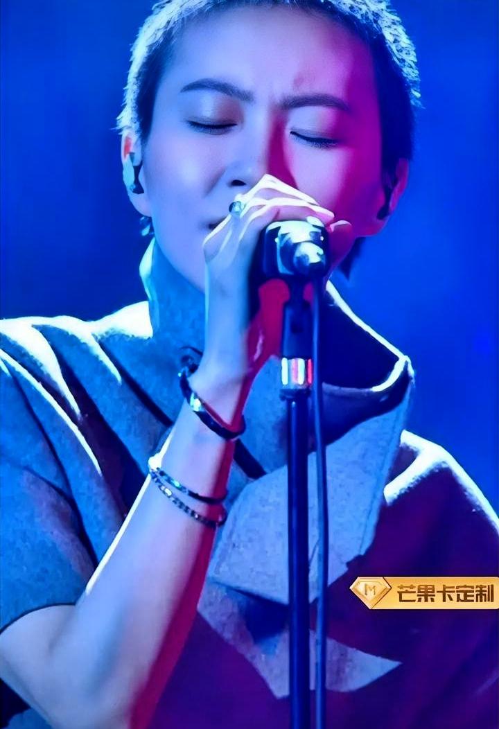 窦靖童把“星二代”这三个字，今儿个给撕了。

刷到她唱《电台情歌》，我烟都忘了点