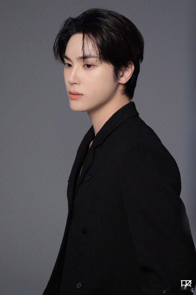 周鹤年说和明日花绮罗在酒吧进行商业讨论 据外媒，前THE BOYZ成员周鹤年近日