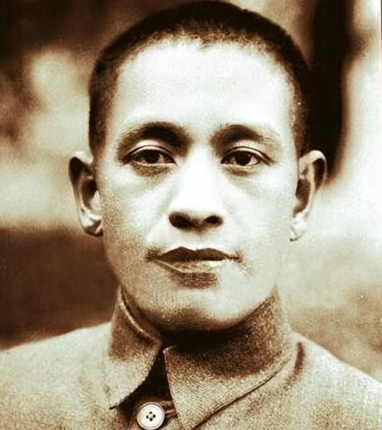 1937年8月，上海。炮火声中，一位身着军装的男子匆匆走进五元巷的一家妓院。"快