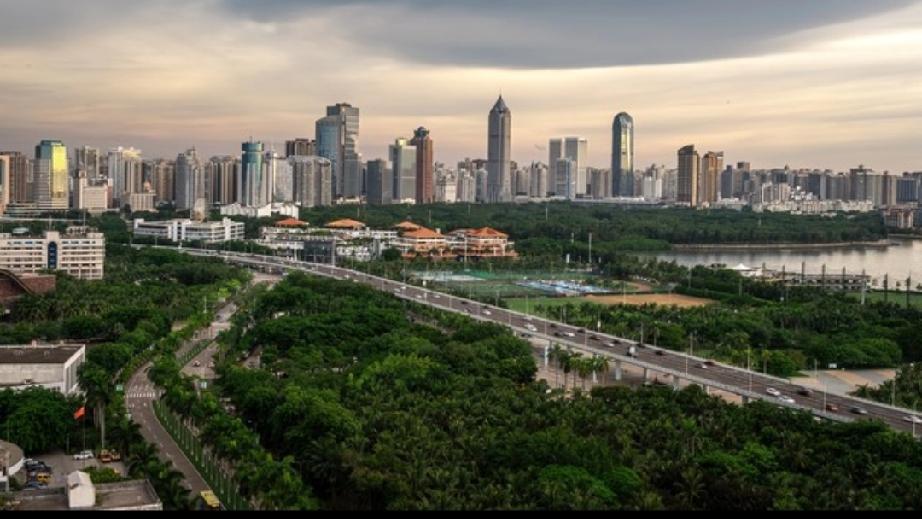 老铁们，这个问题问到点子上了！在海南买房，学问确实不小，尤其是咱们自贸港建设这几