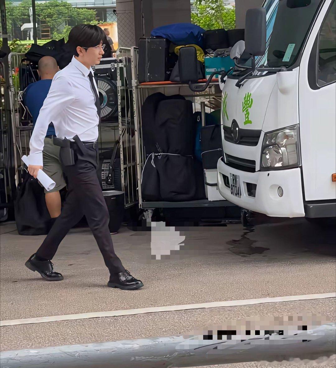 成毅现在身材可以啊，感觉很久没见了，身材没以前那么单薄了，能明显看到胸肌锻炼的痕