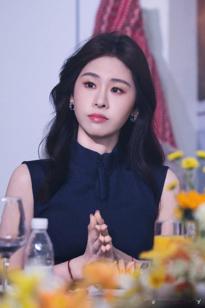 张碧晨闪耀《骄阳似我》庆功宴，一袭无袖立领连衣裙惊艳献唱原创曲《似我似你》，从歌