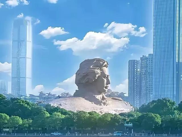 美国一手拿资本，一手拿枪炮，就靠这两样东西征服世界，所向披靡。然而现在，美国发现