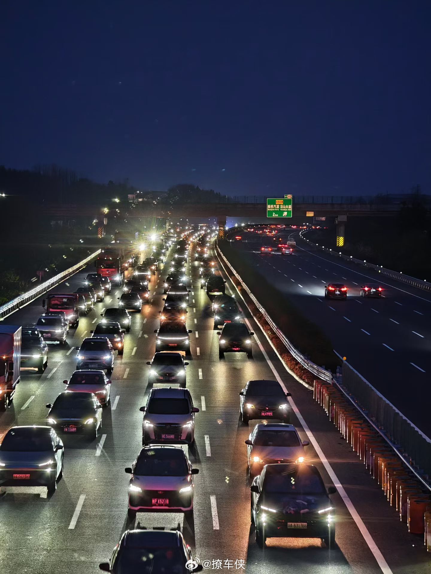 有人看风景，有人在桥上看尾灯，红得晃眼，堵得心慌全民拍车