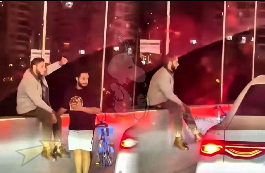 “这里不是你们的打卡地！”上海高架桥上，两名外籍男子竟骑着共享单车在车流中摆拍，