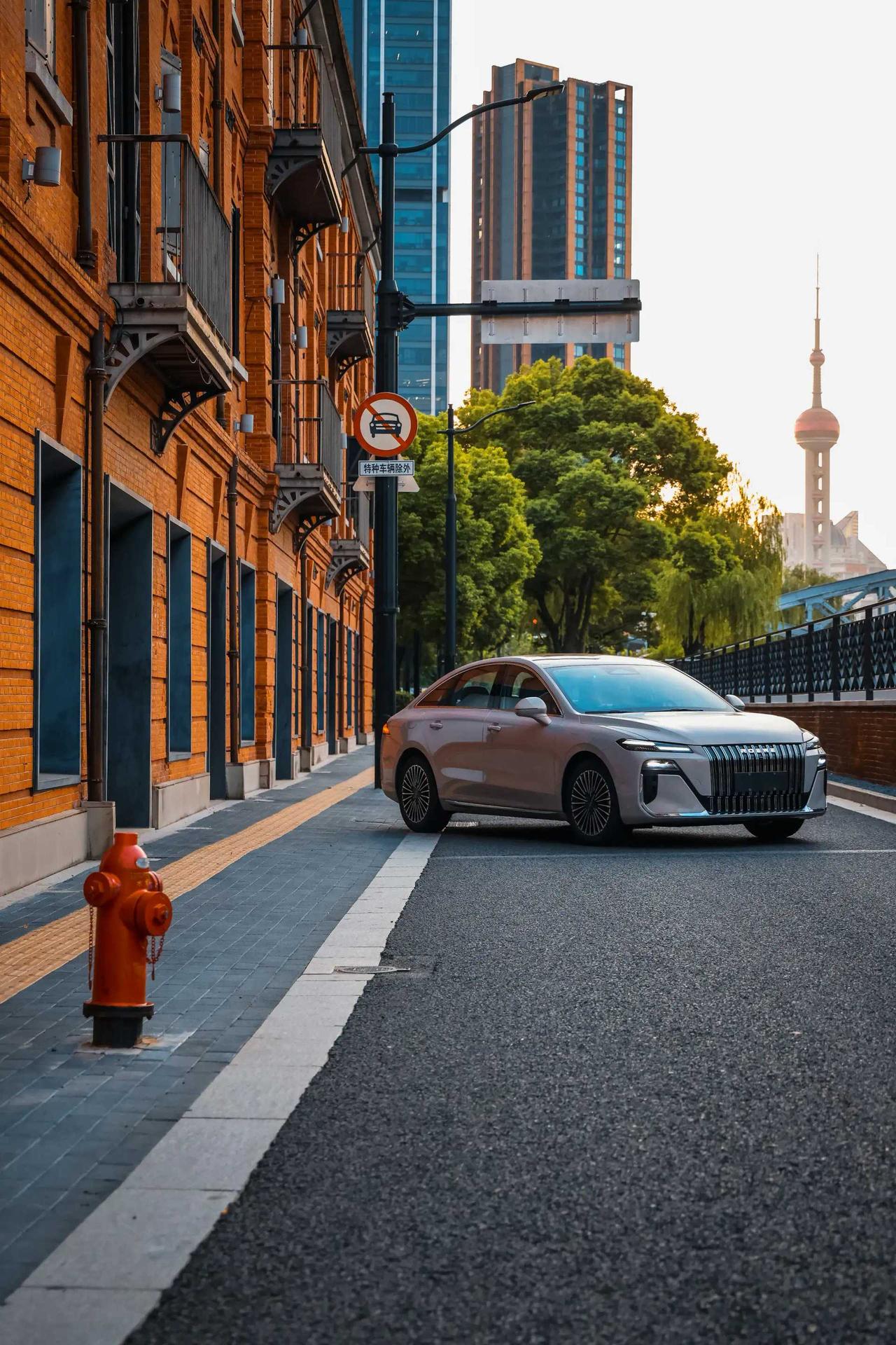 好家伙，现在热搜教我做人到中年要“适当饿一饿”。看了看评论区，真是一场大型人间真