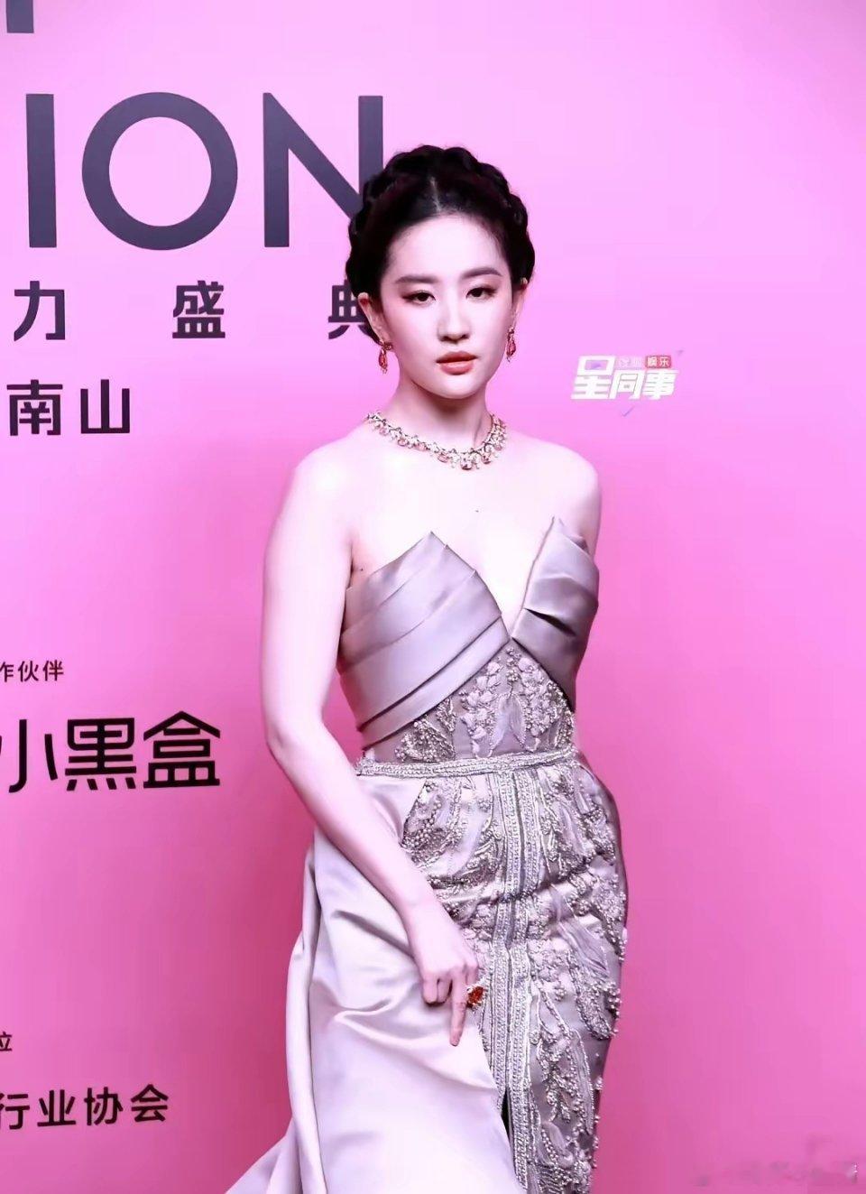 vogue红毯生图，明星们状态都很不错哦！你最喜欢谁[捂脸]​刘亦菲这个造型梦回