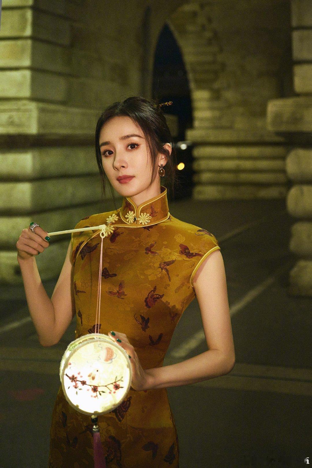 杨幂 花絮才能还原杨幂的美貌 细腻优越的五官轮廓只有在杨幂随性抓拍里才能尽数凸显