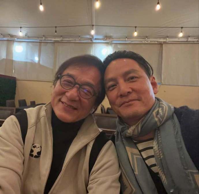 【 吴彦祖晒和成龙合照 】 吴彦祖谈新警察故事 看到这张合影，真的会感慨“今夕何