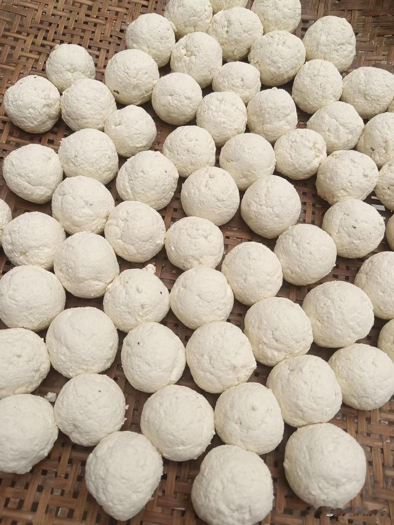 一到年底，老家的人就要提前制作一些特色传统美食，比如炸豆腐、炸圆子，这些食物虽然