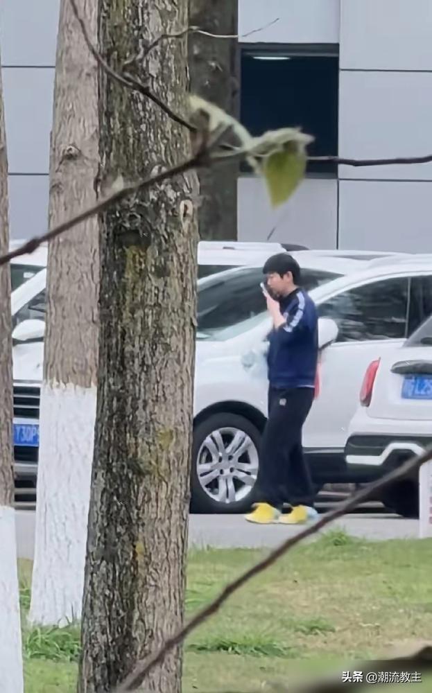 别看孙颖莎那张打电话的路透照，一脸云淡风轻。谁能想到，就在几天前，她在重庆刚被小