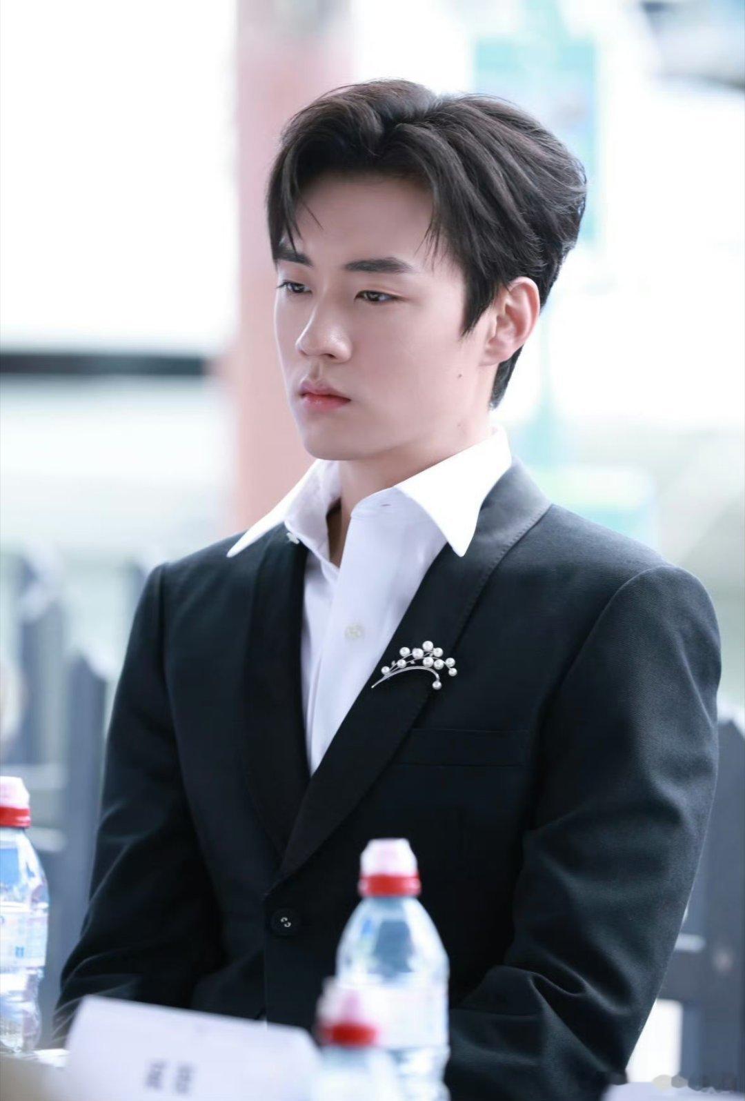陈少熙新歌半天就写出来了从日出劳作到傍晚闲谈，日常碎片汇成歌词，陈少熙半天产出新