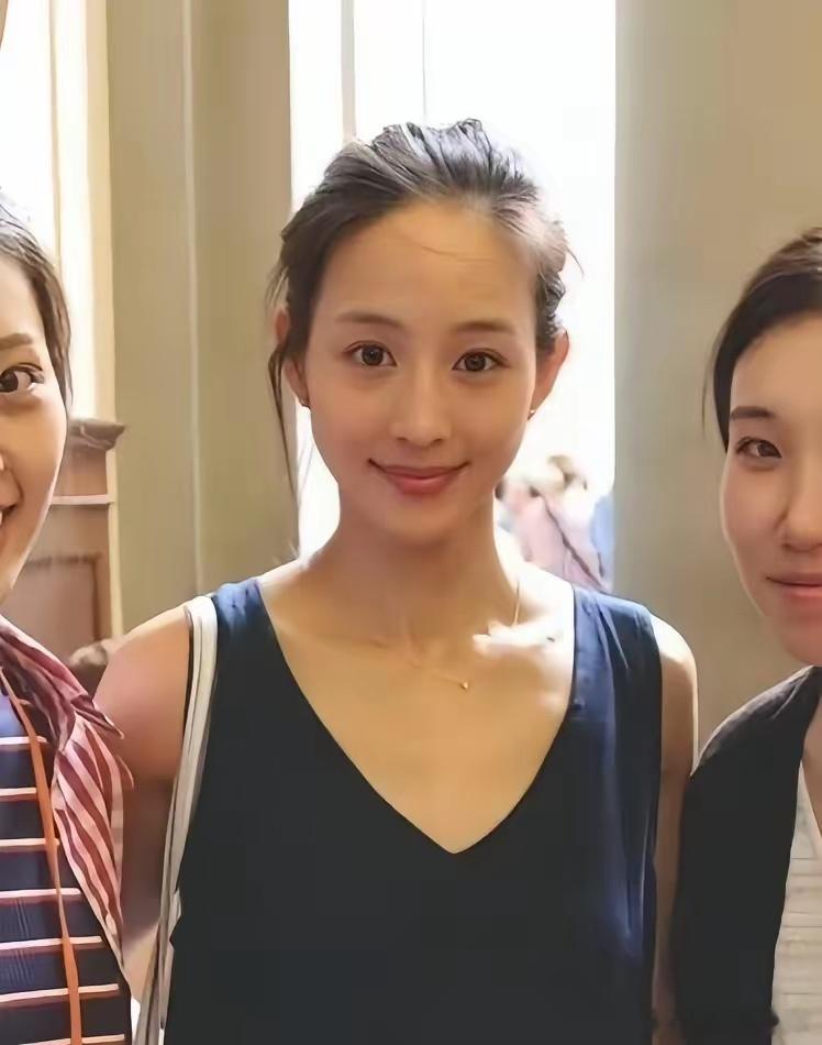 查了下张钧甯的家庭情况，不查不知道她爸爸是留德法学博士，台大教授，妈妈是文学作家