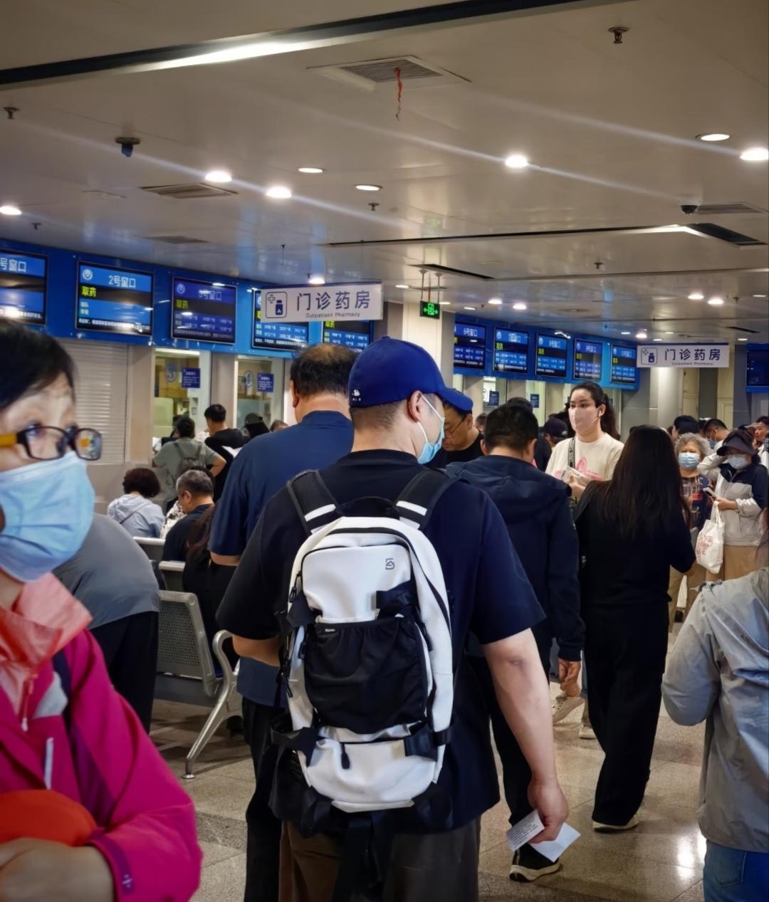 现在哪哪都不热闹，唯独医院人来人往，这是5月28日北京安贞医院门诊，这地方人来人