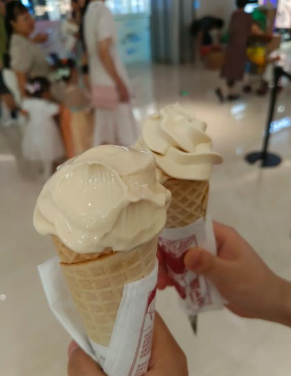 直播间卖假大牌，警察当场抓人
亲爱的朋友们大家好，我是海林小百科，今天我们来看看