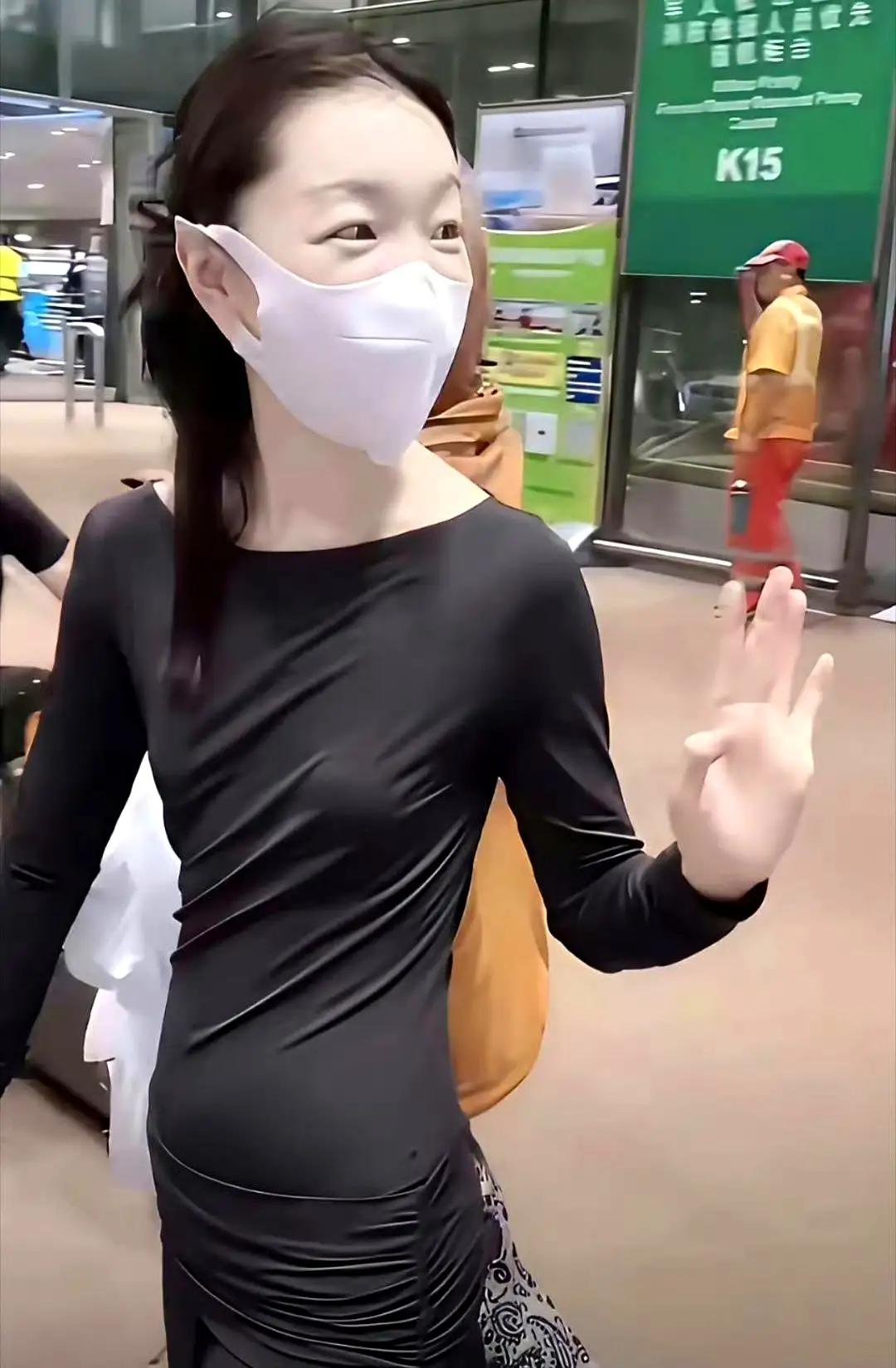 周冬雨真的好瘦，看起来估计都没有八十斤，身材纤细、四肢修长细如麻杆，整个人太单薄