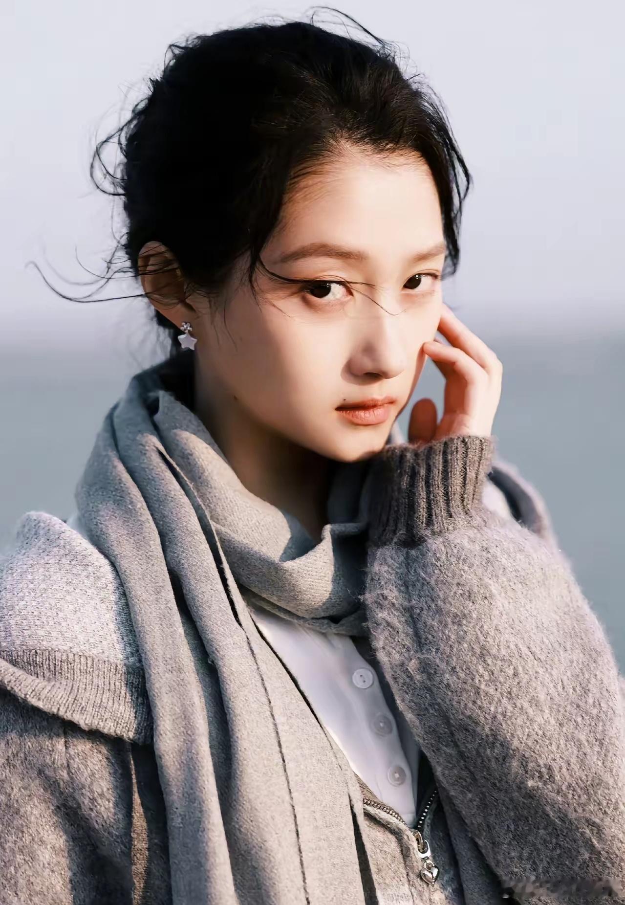 娱乐圈里 可能让我佩服的年轻演员就是关晓彤了 不是因为她演技有多么牛，而是她身上