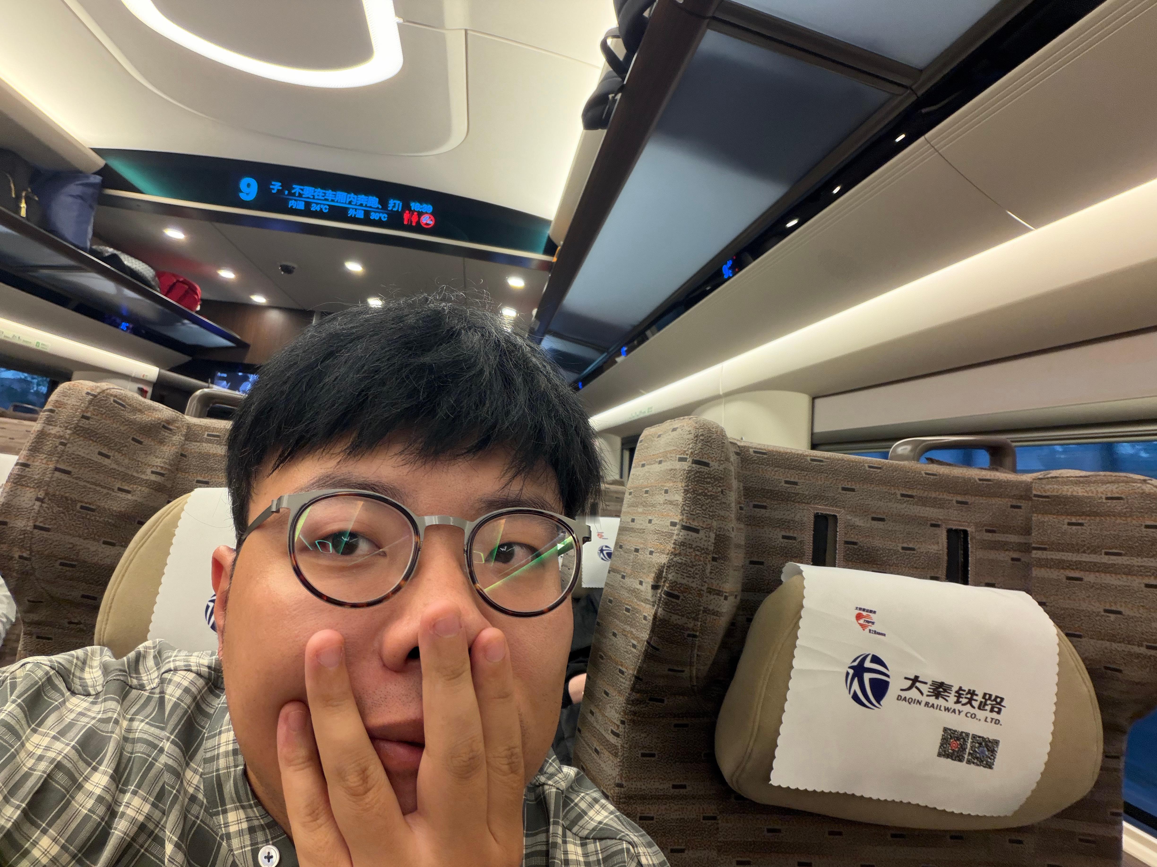 高铁上围观了一个事，不知怎么说后排一个画着很精致妆容的男生 在给女客户打电话，应