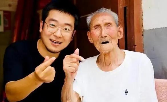 快递员好心救下车祸老人，却反被其女儿诬陷。他百口莫辩，负债14万救人。不料，老人