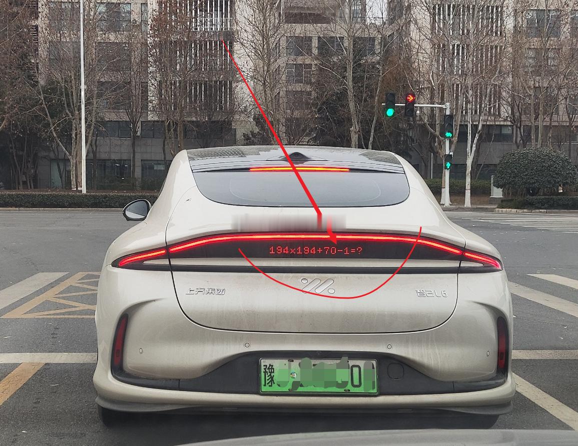 中国家长，在家里辅导孩子做数学题，出门等红灯、还能看到前车出的数学题不过对于聪明