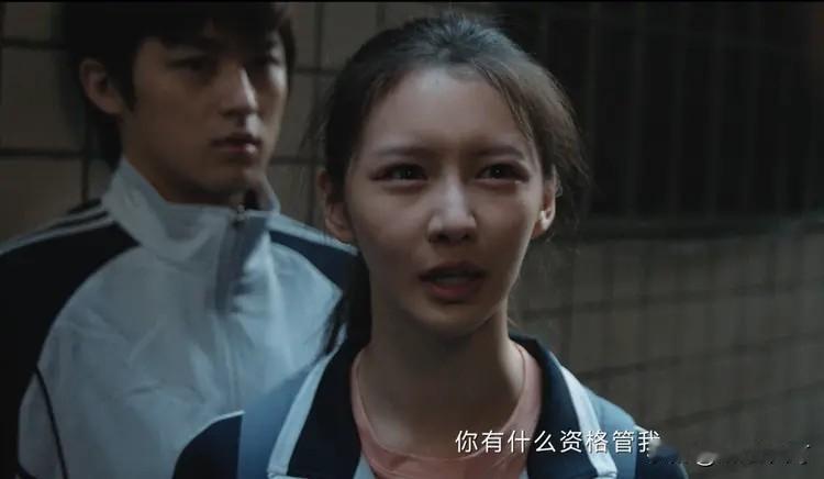 真想不通，剧版《三大队》里的桐桐为什么会那么恨自己的爸爸。虽然一个蹲过监狱的父亲