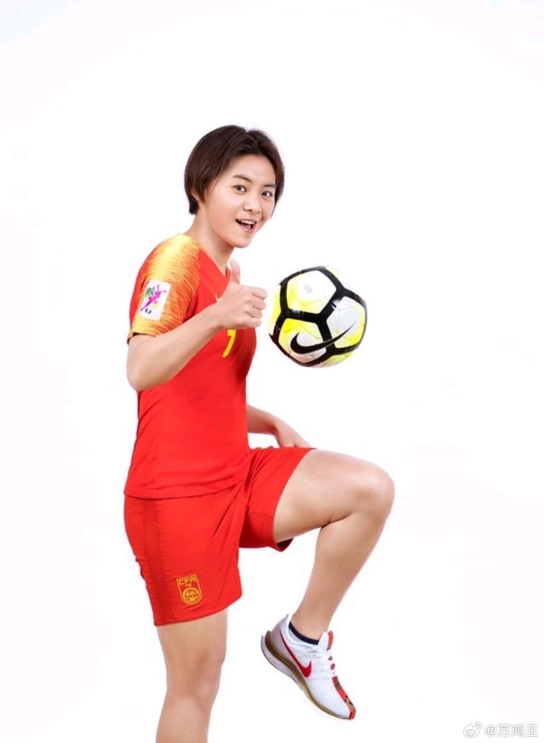 电影里的逆风翻盘，现实里的王霜一直在做。湖北籍女足运动员花式秀球技女足王霜把后备