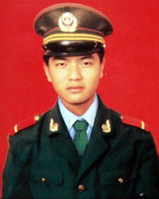 1991年，江西彭泽少年梅开春应征入伍，成为广东珠海边防战士。彼时澳门尚未回归，