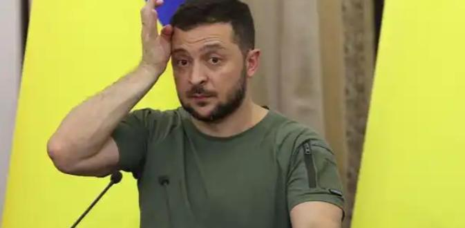 泽连斯基很可能到现在还抱有幻想，俄乌刚开战的时候，泽连斯基就幻想可以凭借欧美国家