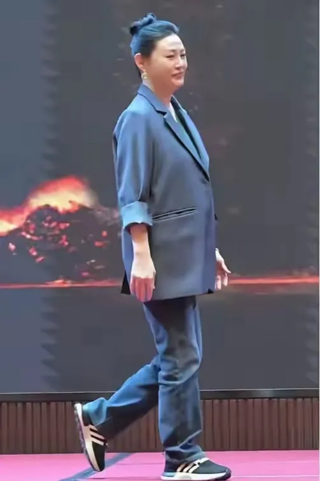 56岁王思懿现身活动，身材发福气质大变，当年“最美潘金莲”的风情全无，网友纷纷调