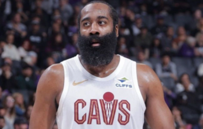 哈登半场7投3中得到10分6篮板5助攻1抢断，正负值+21