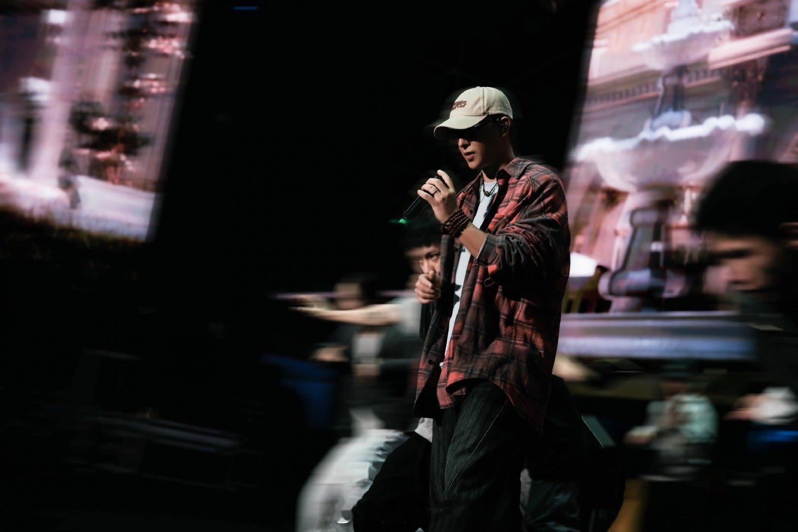 韩庚音乐节舞台杀疯啦！8首歌首首抓耳，粉丝热情似火，大喊声浪把保安大哥震得捂耳朵