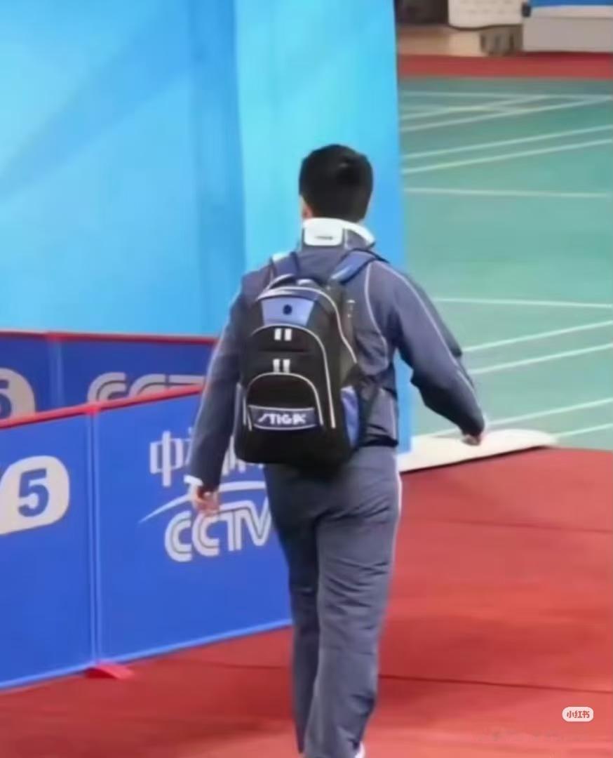 我家小孩背书包去训练了，憨憨的，不会有人欺负我家小孩吧[大笑][偷笑]