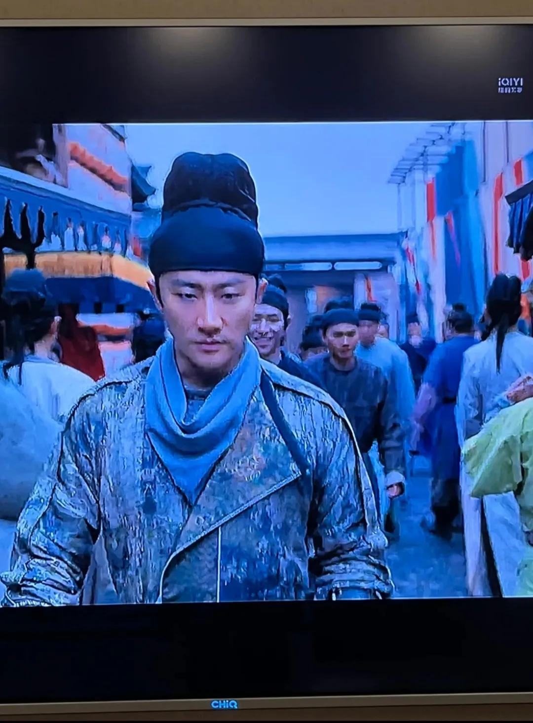 导演竟然用了最明显的笑场，主角身后有一个控制不住笑的群演，是因为他看见另一个群演