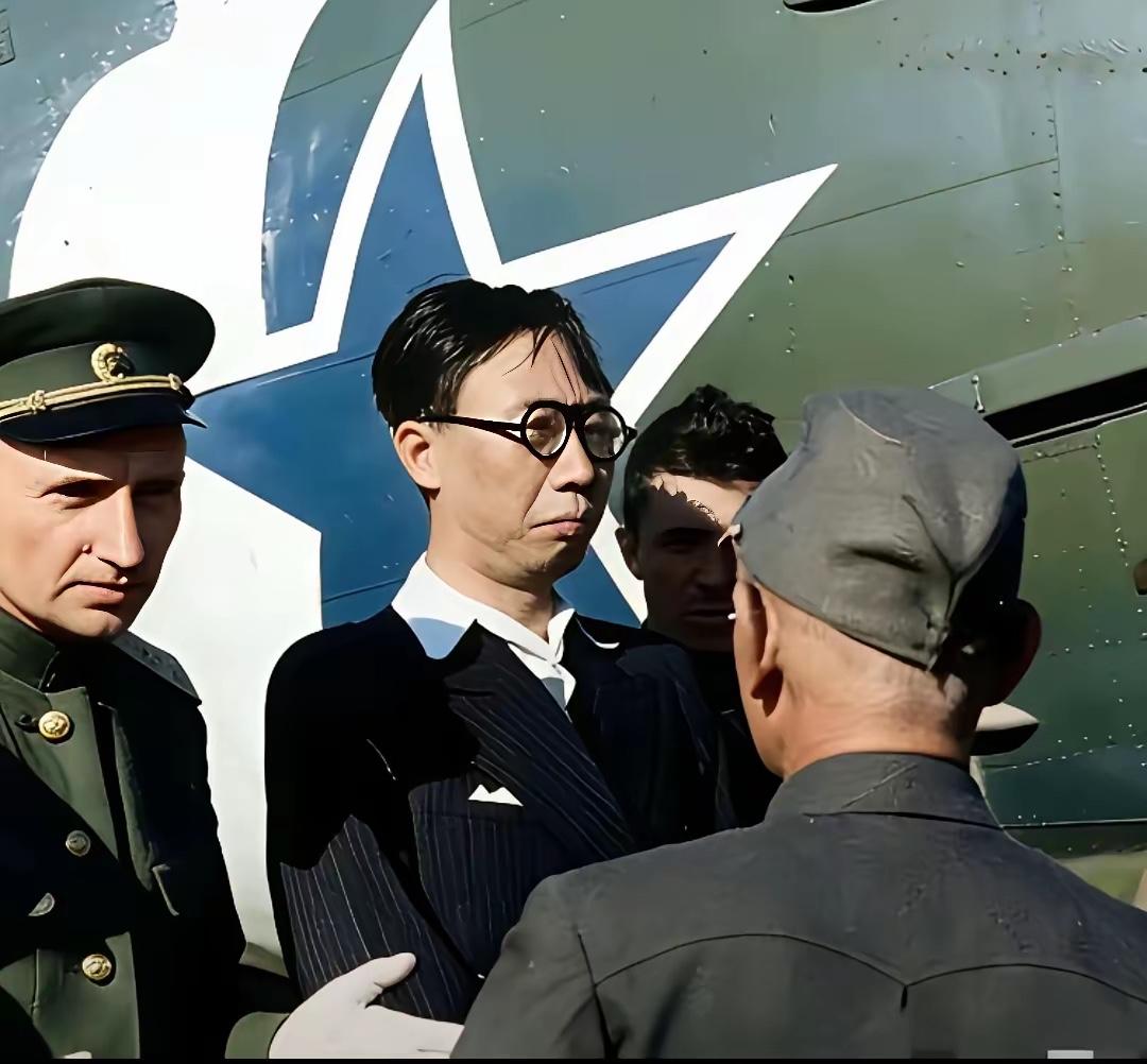 1945年8月19日，清朝末代皇帝溥仪在沈阳机场被苏联红军空降兵部队抓捕。

这
