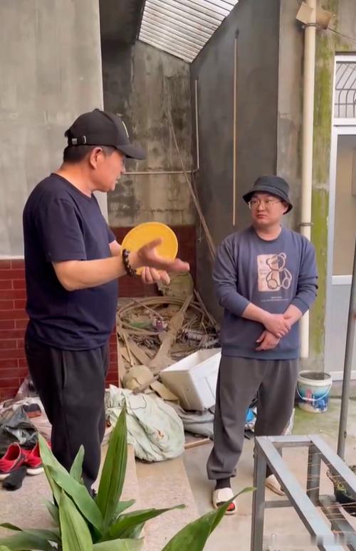 印堂上有两道清晰可见的竖纹，被称为“双雀纹”，是典型的善纹。有此纹路的朋友，脑组