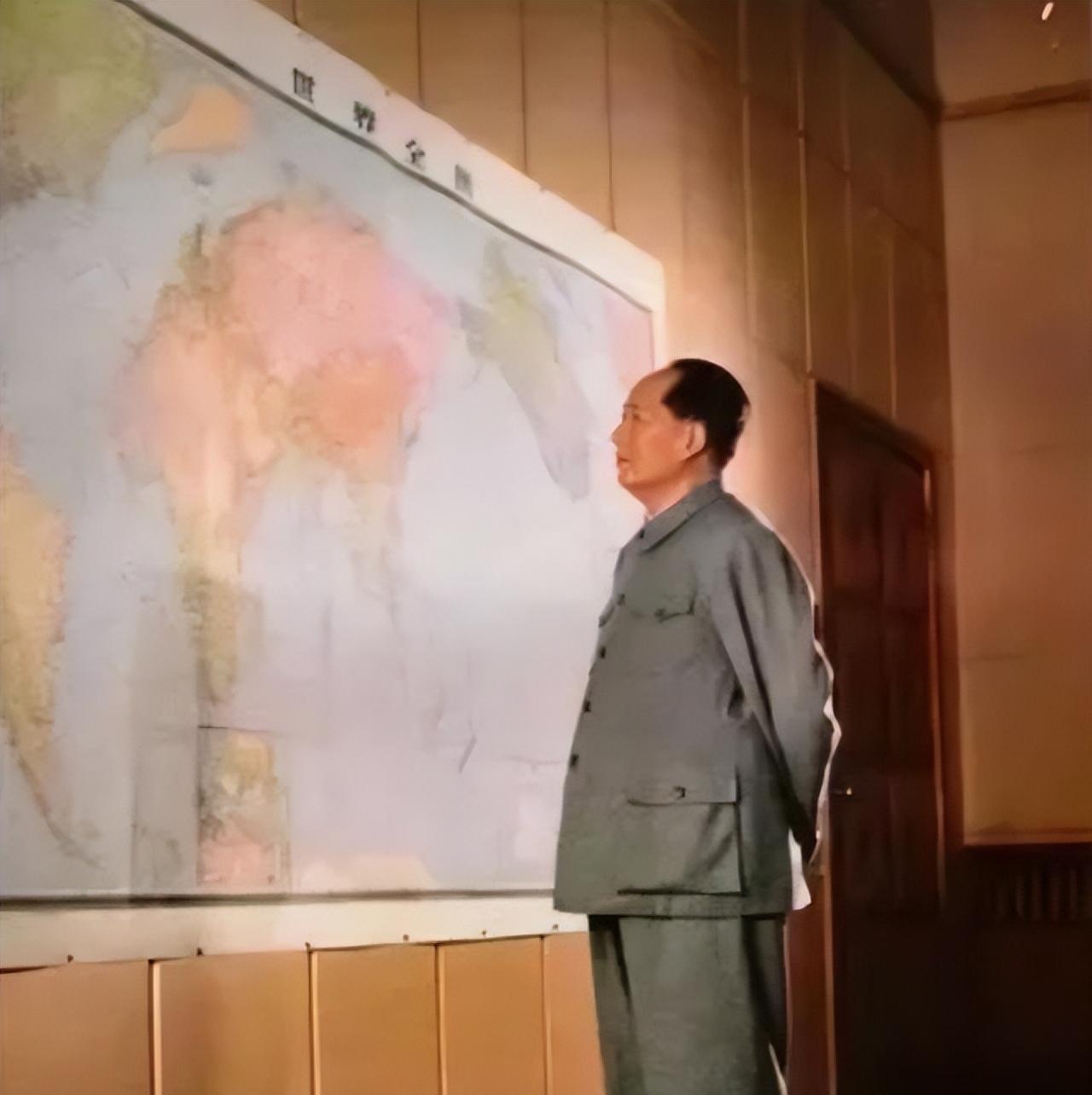 1969年7月，毛主席问高碧岑：“中国北临苏联，南临印度，东临日本。如果他们联合