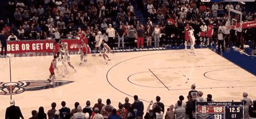 加时赛最后十二秒，杜兰特站在三分线外两米。镜头里找不到他。
这跟把他名字从战术板