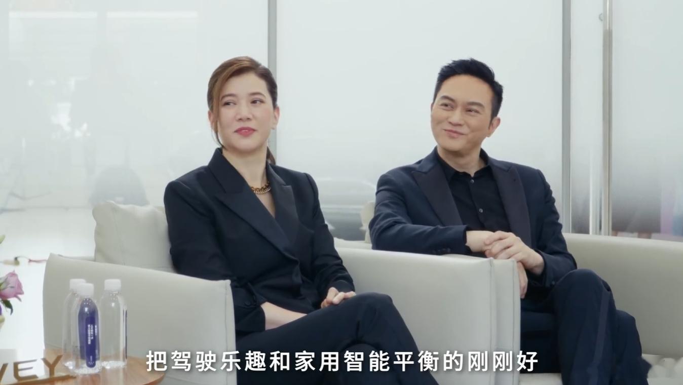 张智霖袁咏仪去提魏牌V9X了，智霖哥也说到魏牌V9X把驾驶乐趣和家用智能平衡的刚