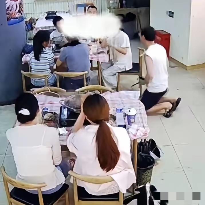 武汉一火锅店老板，当着满店客人，扑通跪下了。不是求饶，不是促销，而是求一桌聪明人